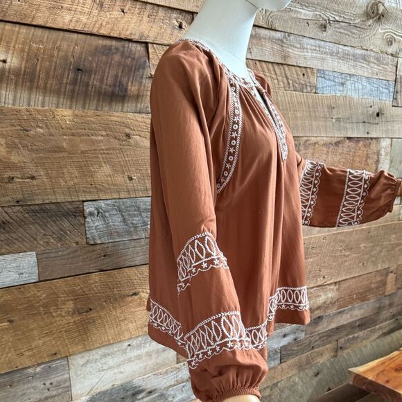 BELLDINI caramel color with off white scalloped trim
Embroidered Peasant Top Lg - Picture 2 of 11